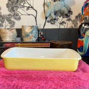 VINTAGE PYREX 231 yellow 1 1/2 quart casserole baking dish. 9 3/4 by 6 1/4 inche